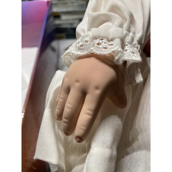 Vintage ASHLEY BELLE COLLECTION Porcelain Doll With COA Certificate Box Maris - Picture 4 of 8